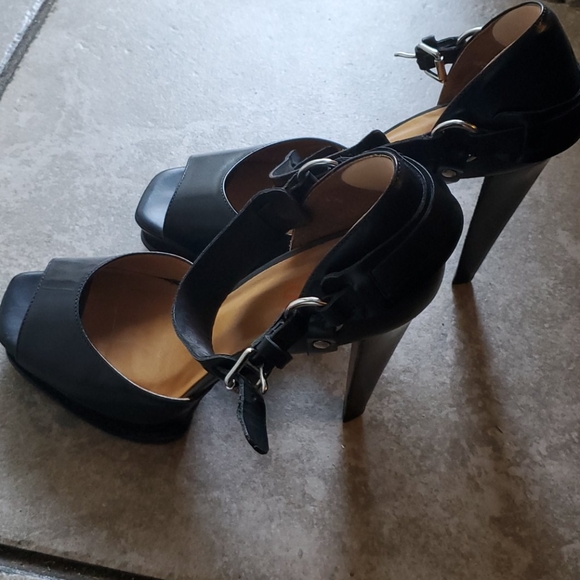 Shoes - Picture 2 of 4